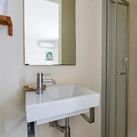 Sleeps 8 With Pool And Air Con 别墅 *